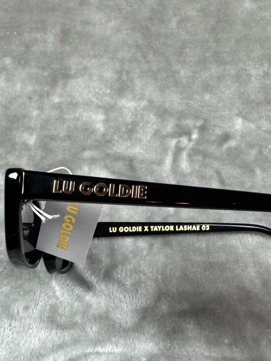 Lu Goldie Taylor Lashae 03 Black Rectangle Sunglasses With UV400 Protection main image 4